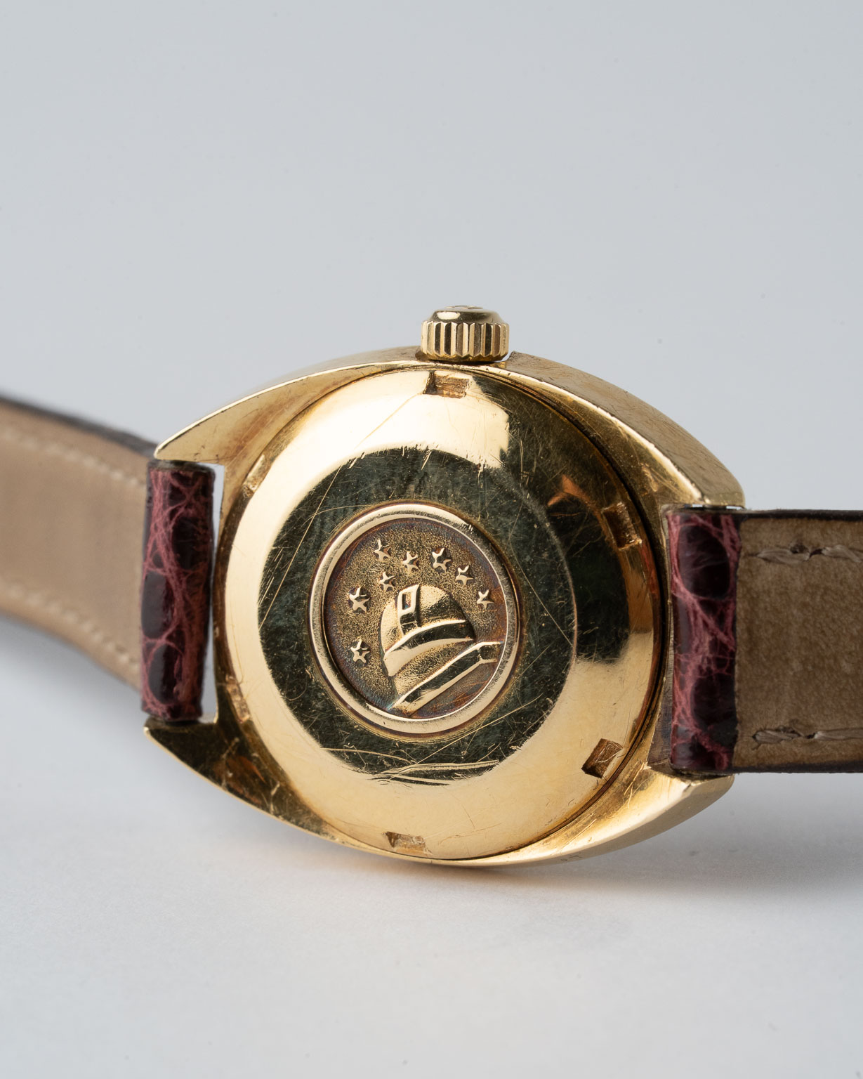 Vintage Omega Constellation C-shape Ladies 18k Yellow Gold with Diamond dial 567.001 from 1966 caseback