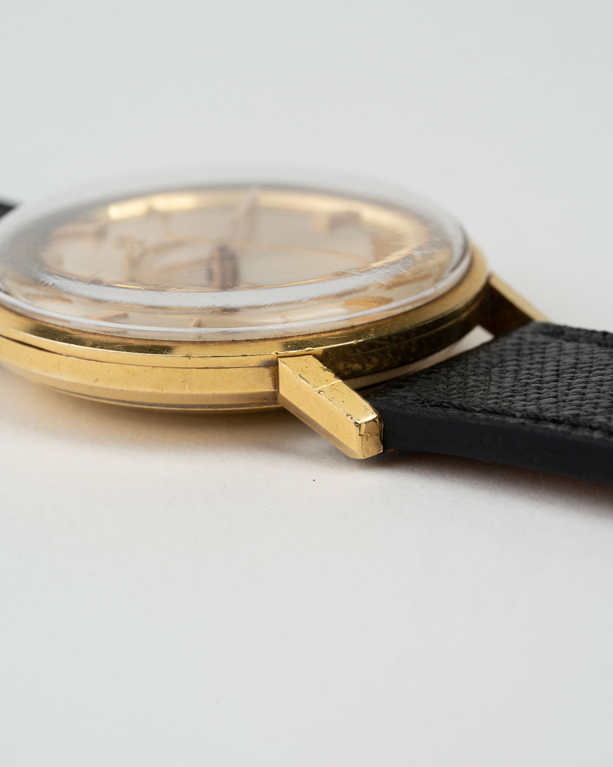 Vintage Omega Seamaster white dial with 18k gold case reference 14765 from 1962 watch lugs