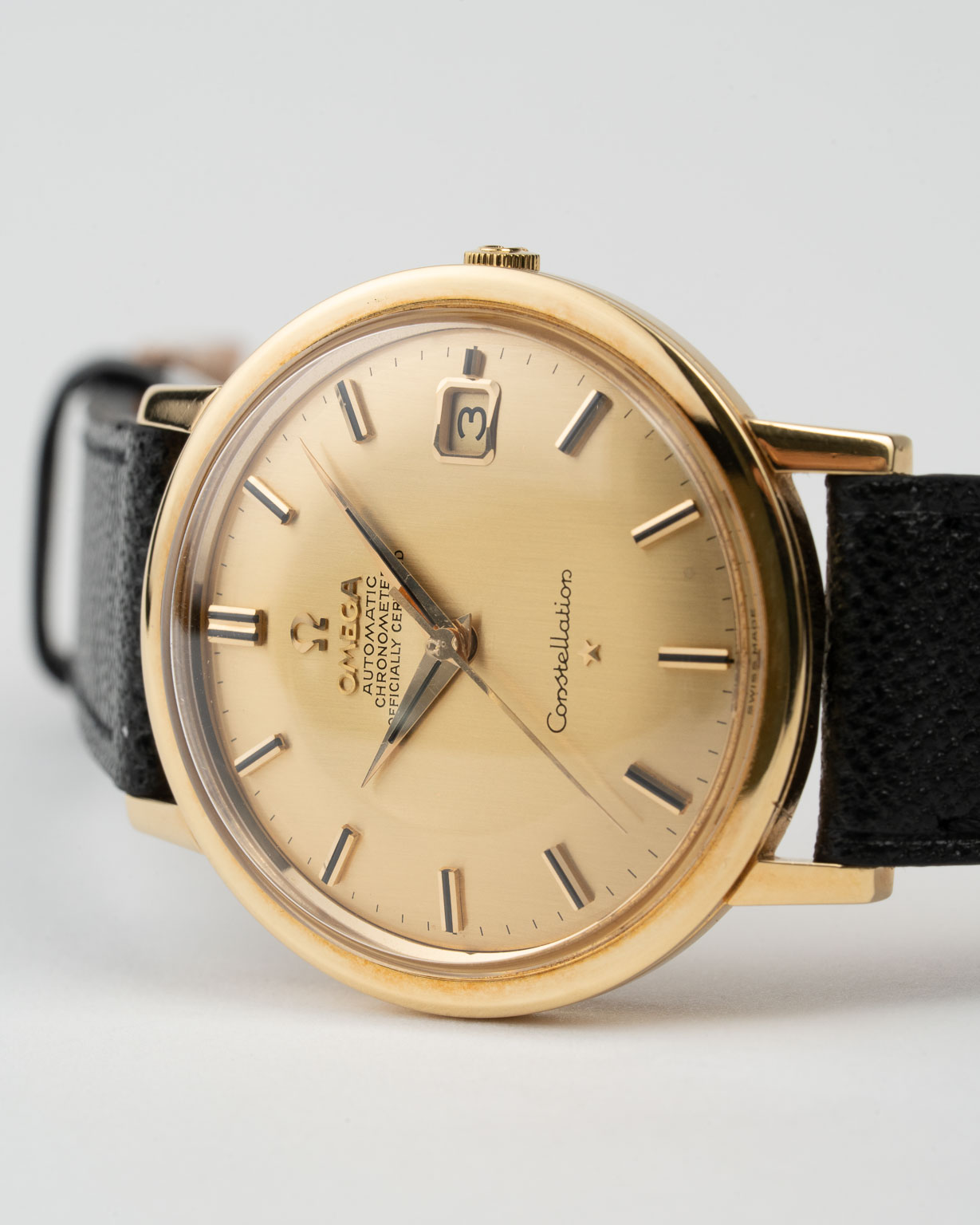 Vintage Omega Constellation Jumbo in 18k Gold reference 168.004/14 from 1966 laying 2
