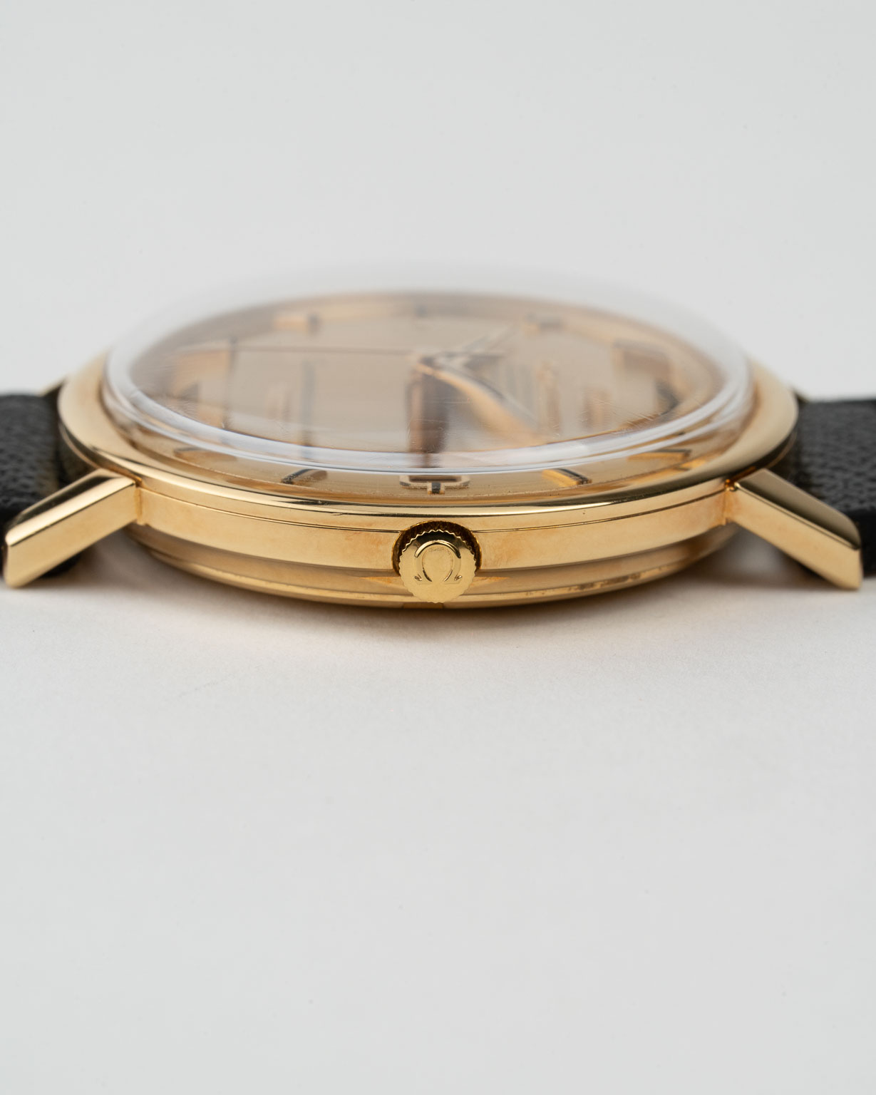 Vintage Omega Constellation Jumbo in 18k Gold reference 168.004/14 from 1966 crown