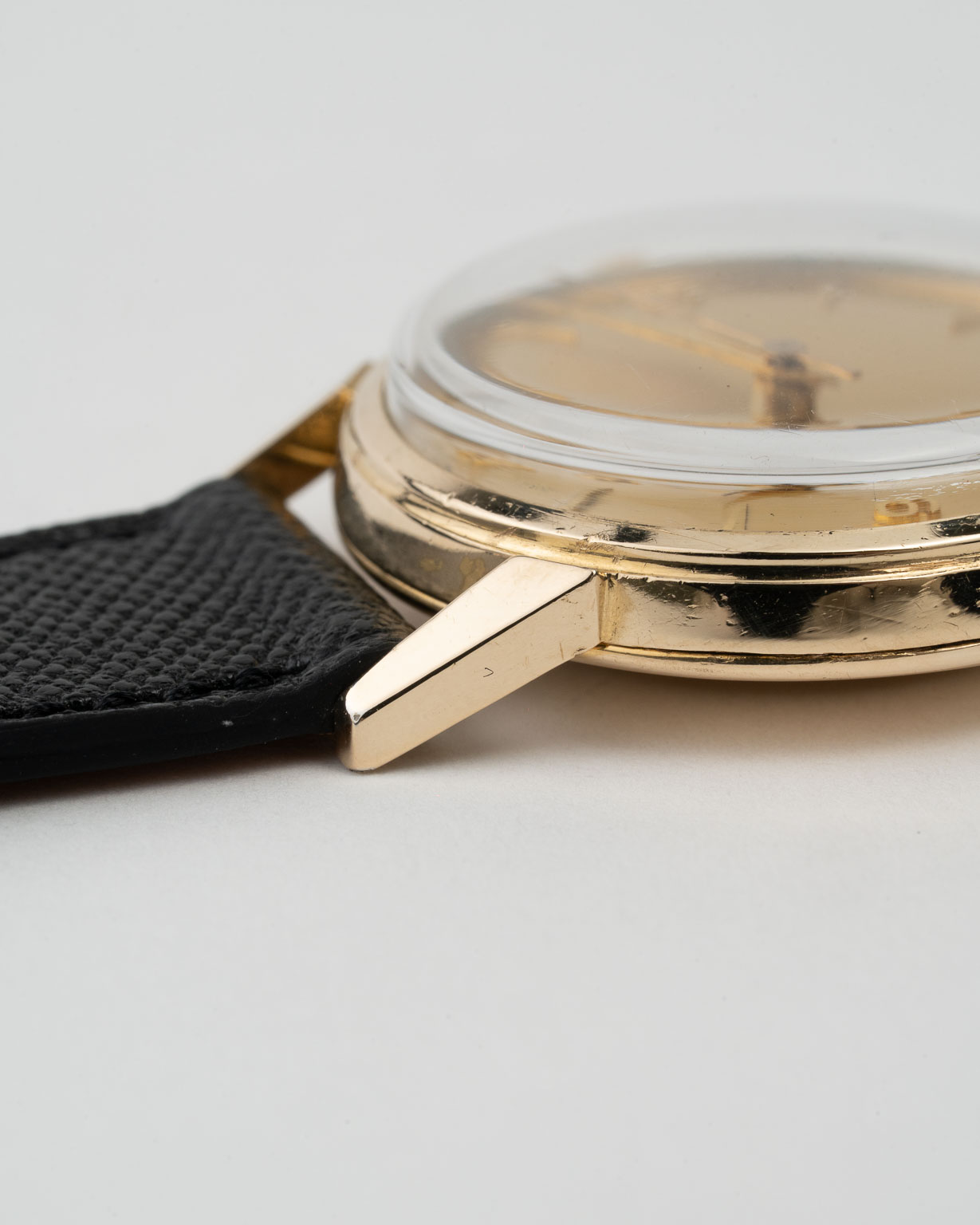 Vintage Omega Gold plated dresswatch with champagne dial and Arabic numerals reference 2902-1 from 1957 lug