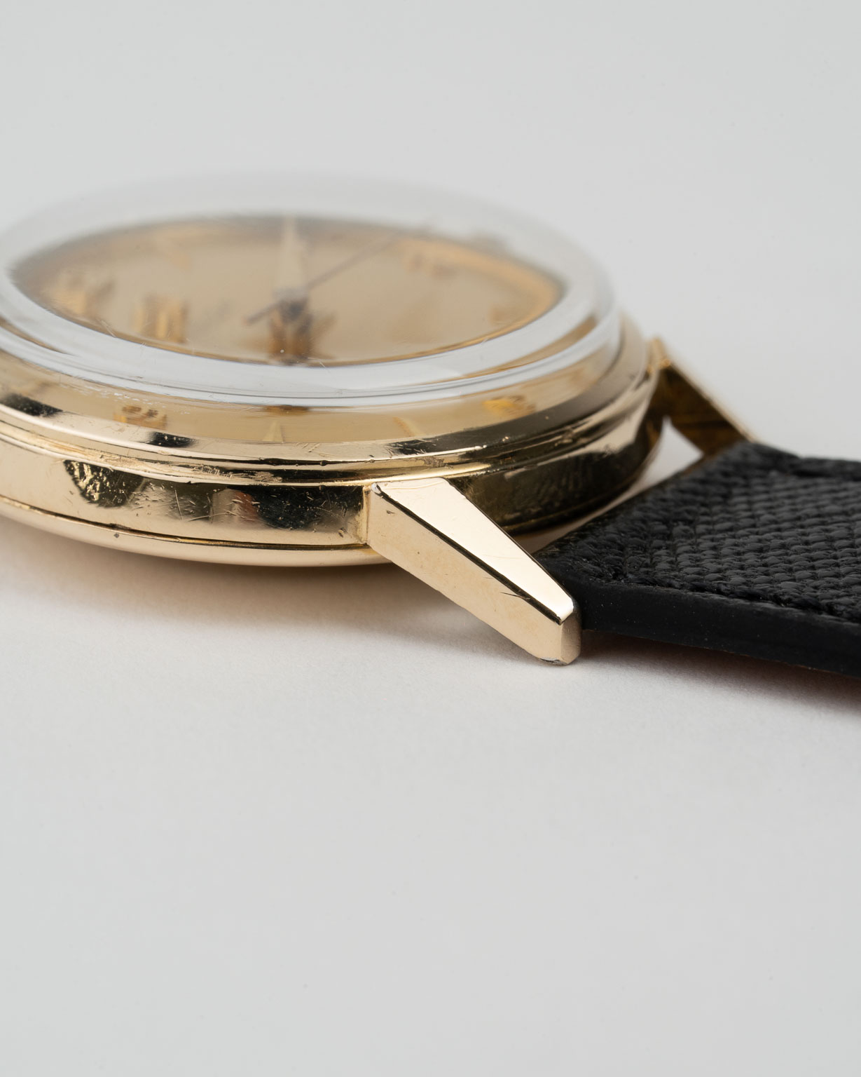 Vintage Omega Gold plated dresswatch with champagne dial and Arabic numerals reference 2902-1 from 1957 lug 2