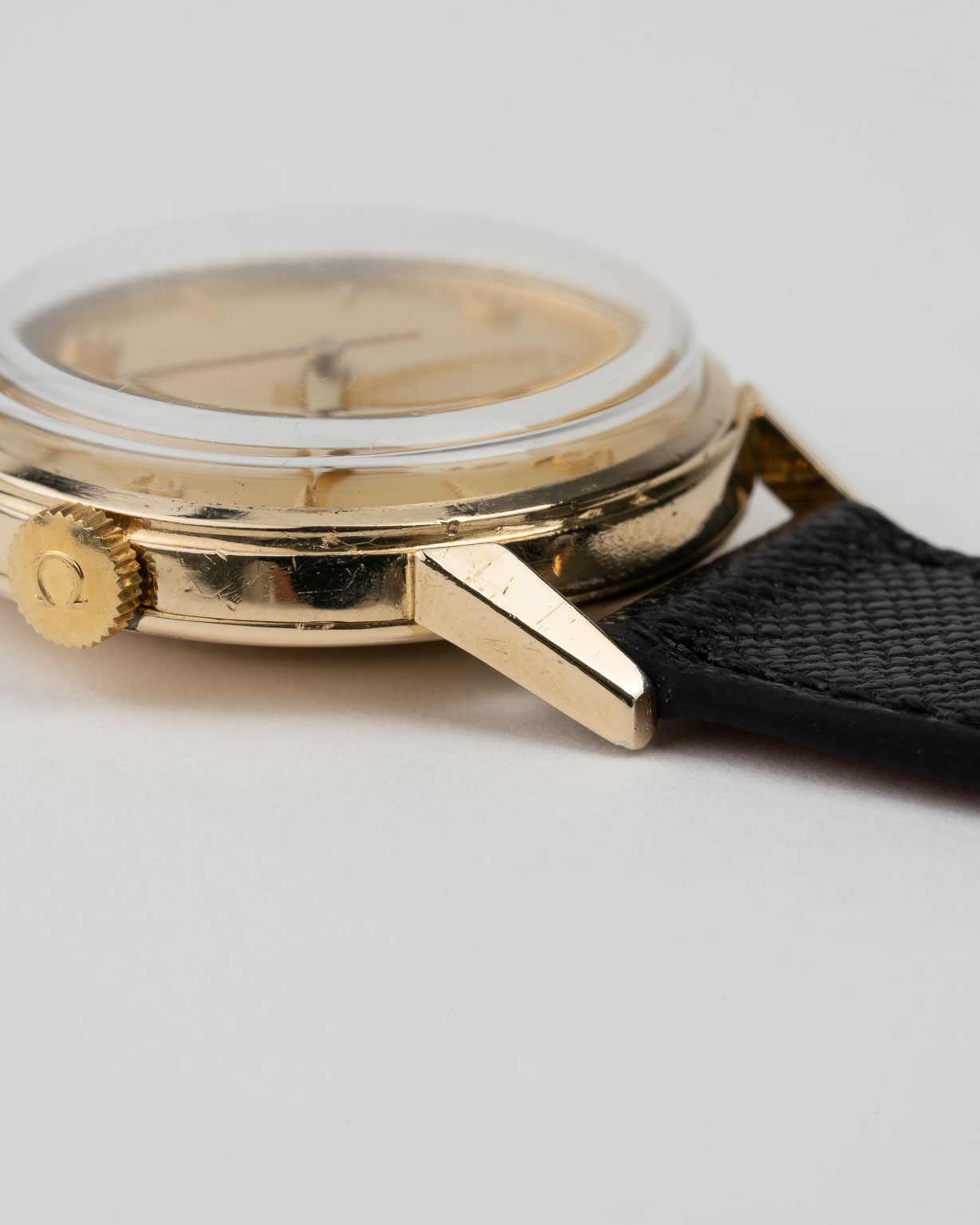 Vintage Omega Gold plated dresswatch with champagne dial and Arabic numerals reference 2902-1 from 1957 lug 4