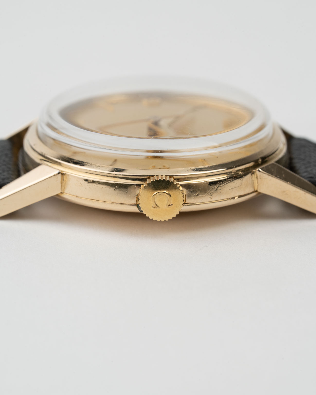 Vintage Omega Gold plated dresswatch with champagne dial and Arabic numerals reference 2902-1 from 1957 crown