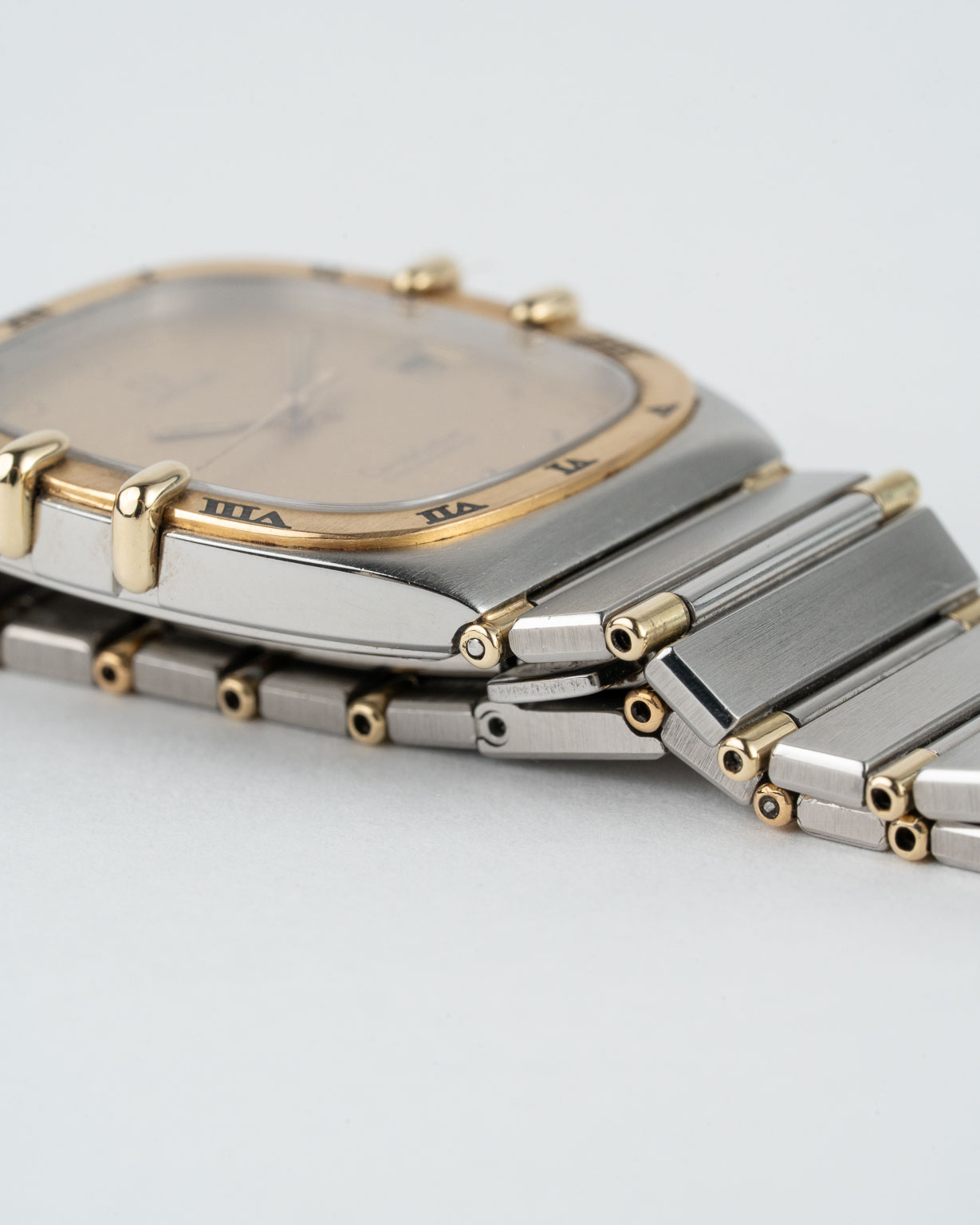 Vintage Omega Constellation quartz with sparkle champagne dial in a two-tone case with integrated bracelet reference 398.0867 from 1982 watch case