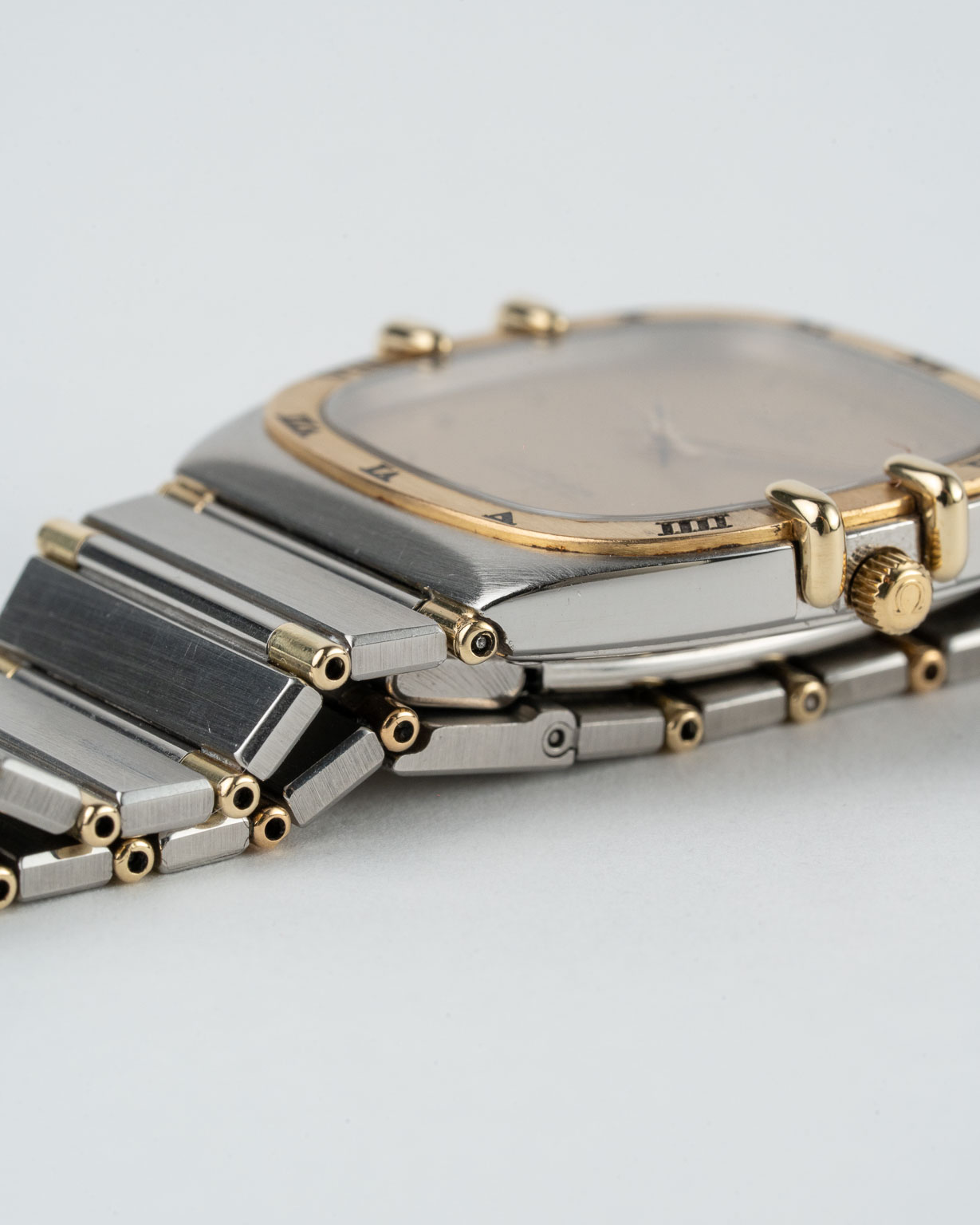 Vintage Omega Constellation quartz with sparkle champagne dial in a two-tone case with integrated bracelet reference 398.0867 from 1982 watch crown and case