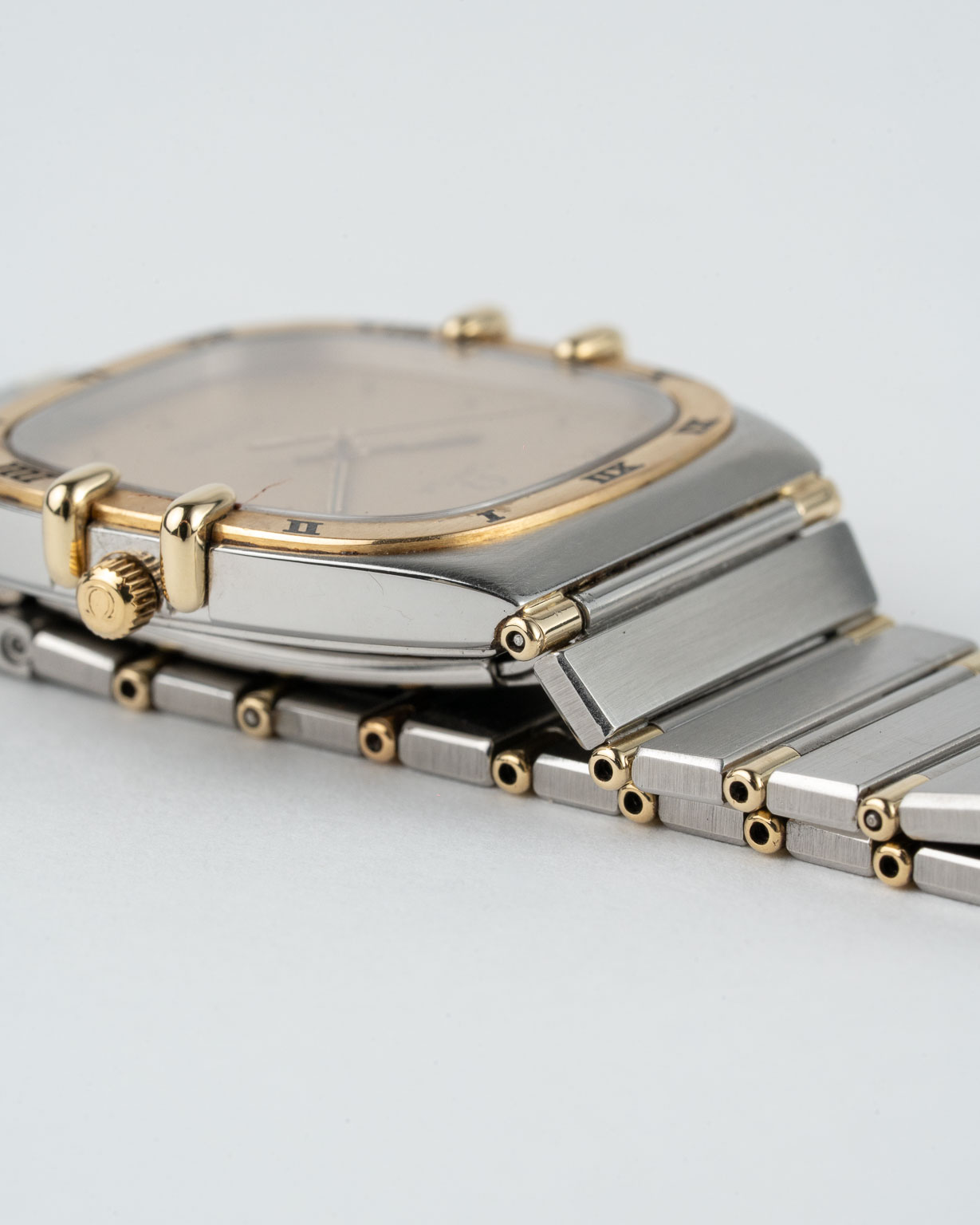 Vintage Omega Constellation quartz with sparkle champagne dial in a two-tone case with integrated bracelet reference 398.0867 from 1982 watch case