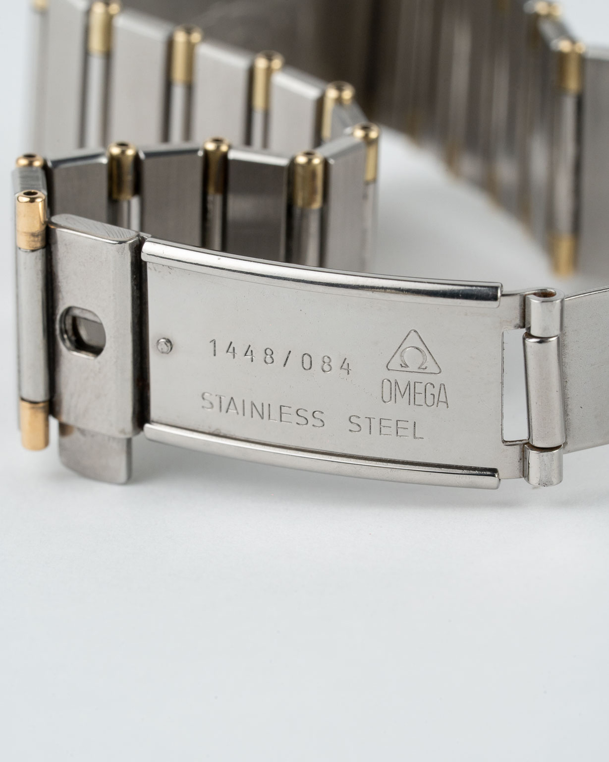 Vintage Omega Constellation quartz with sparkle champagne dial in a two-tone case with integrated bracelet reference 398.0867 from 1982 watch clasp