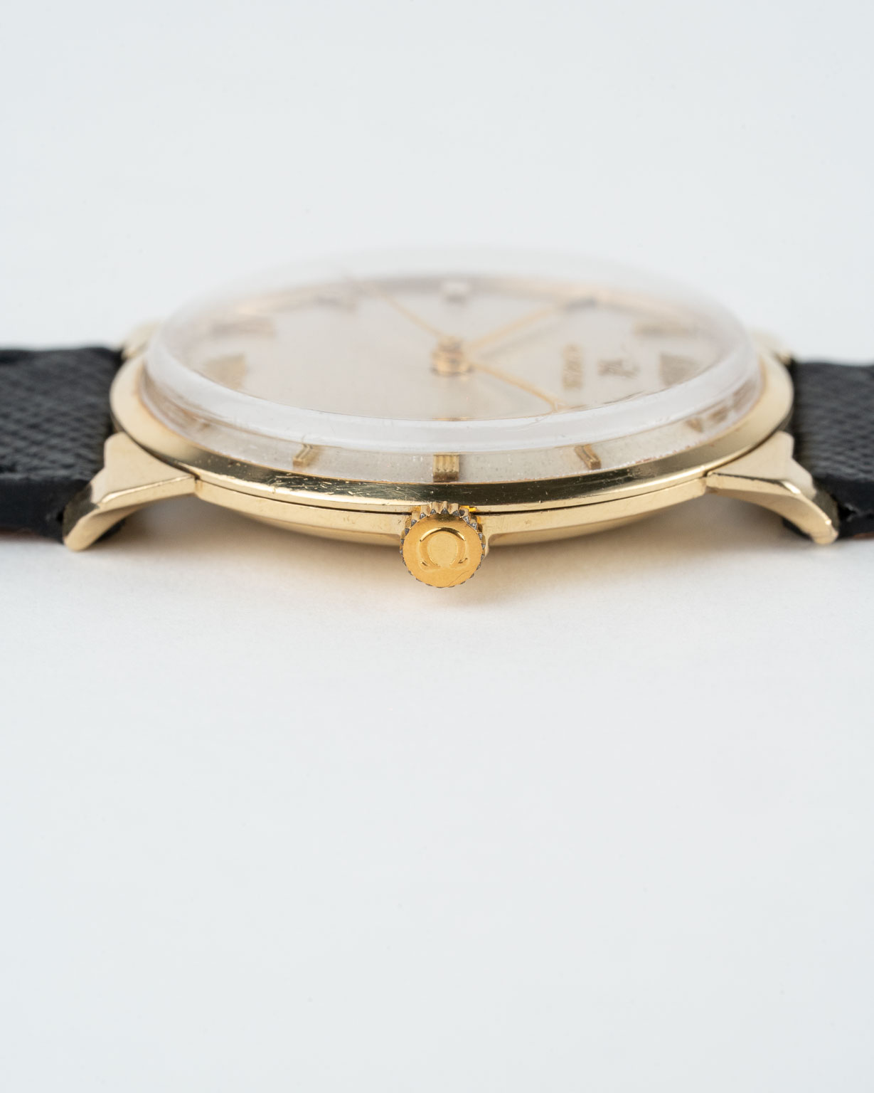 Vintage Omega with special lugs and sparkle dial in 14k gold reference 668968 from 1965 watch crown