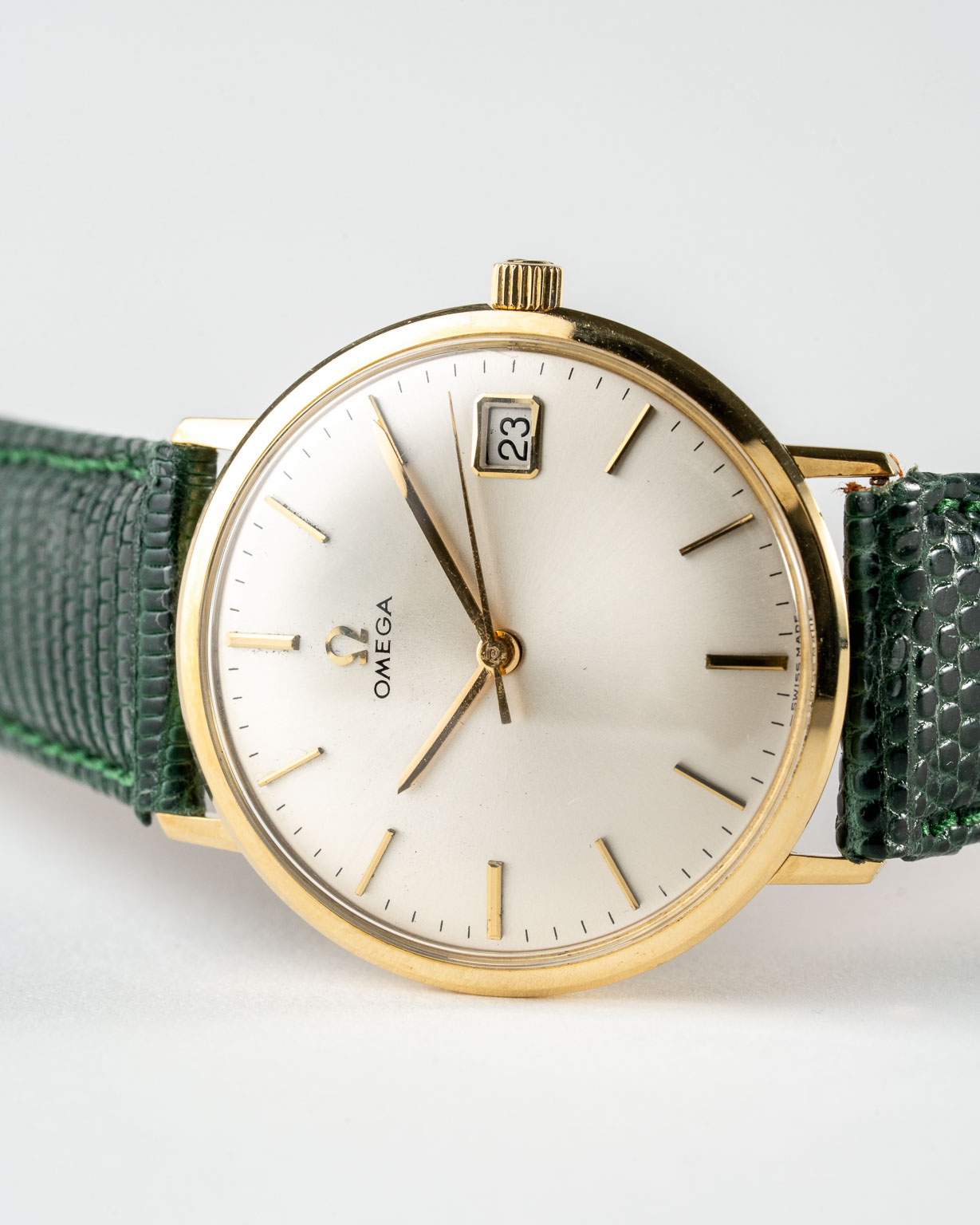 Vintage Omega Manual in 18k gold dresswatch with date reference 132.016 from 1964 watch dial