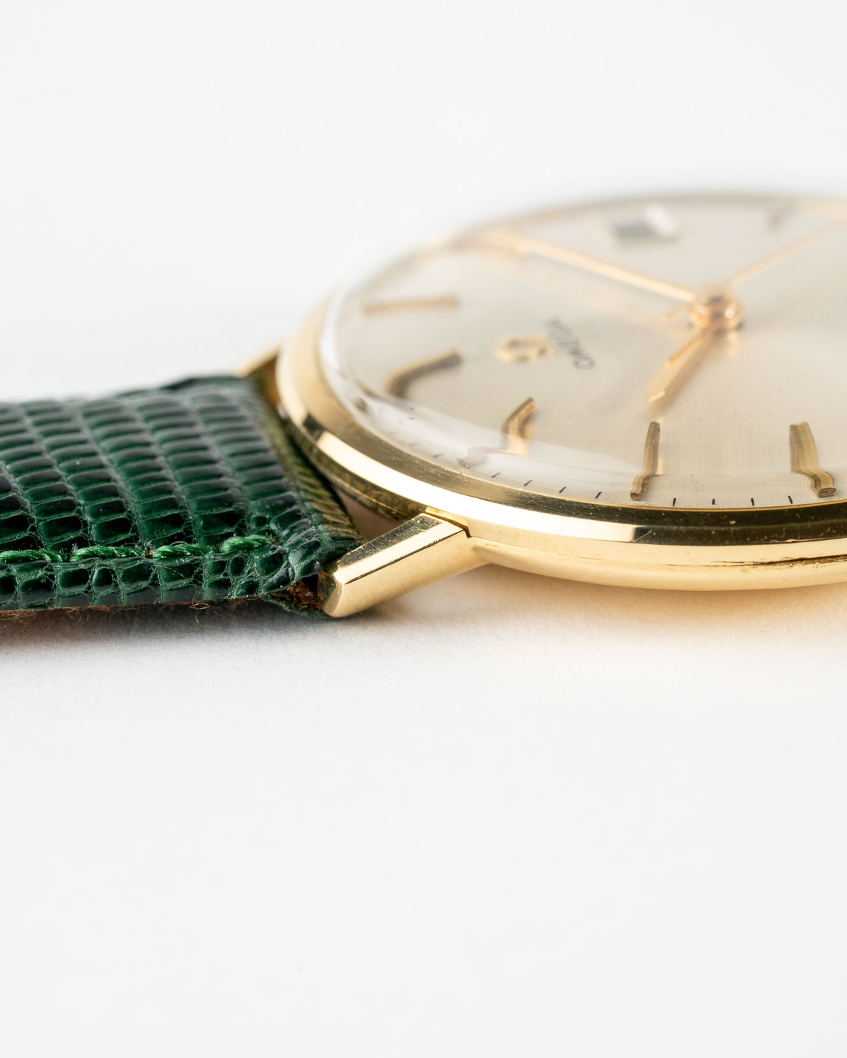 Vintage Omega Manual in 18k gold dresswatch with date reference 132.016 from 1964 watch crystal