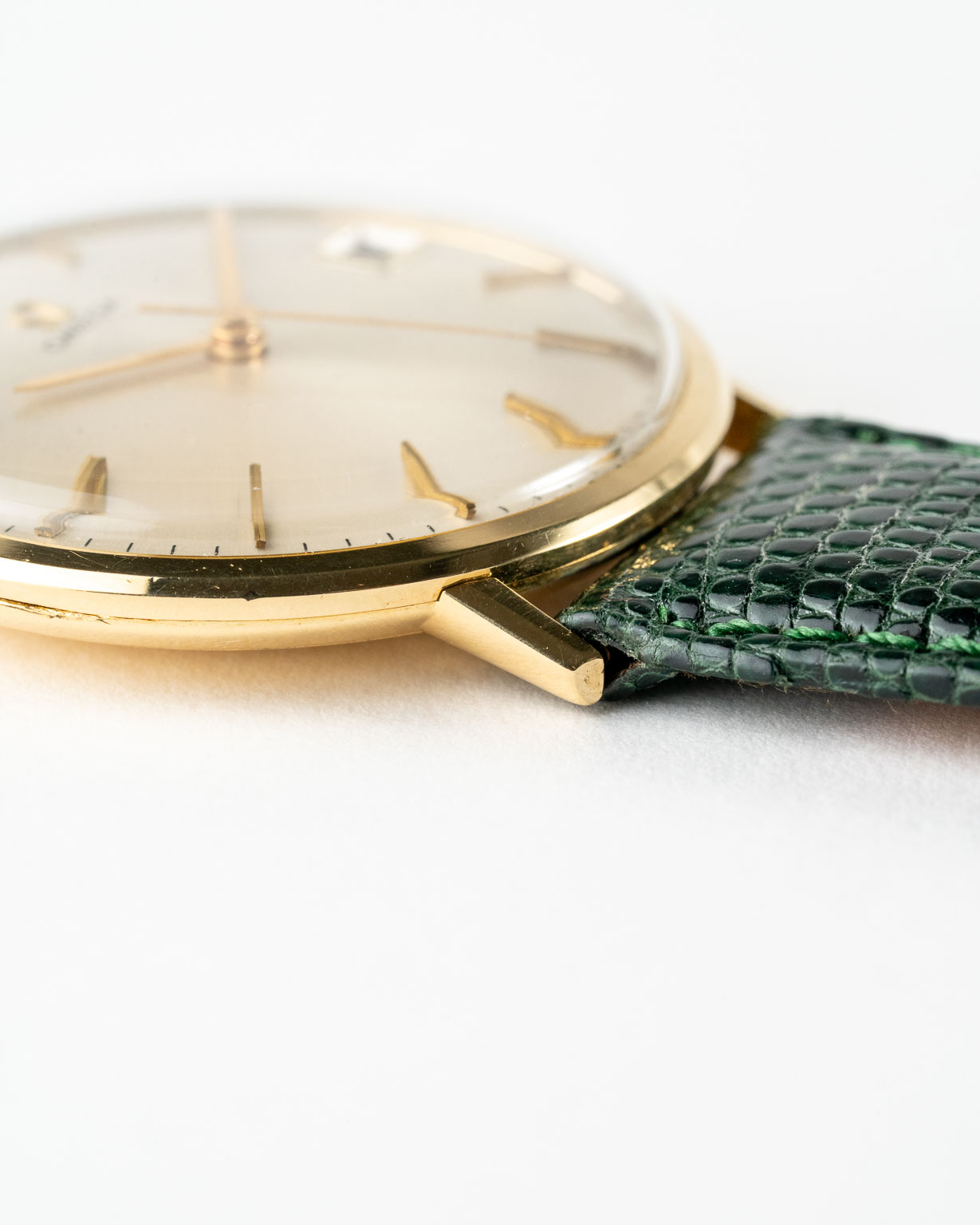 Vintage Omega Manual in 18k gold dresswatch with date reference 132.016 from 1964 watch bezel