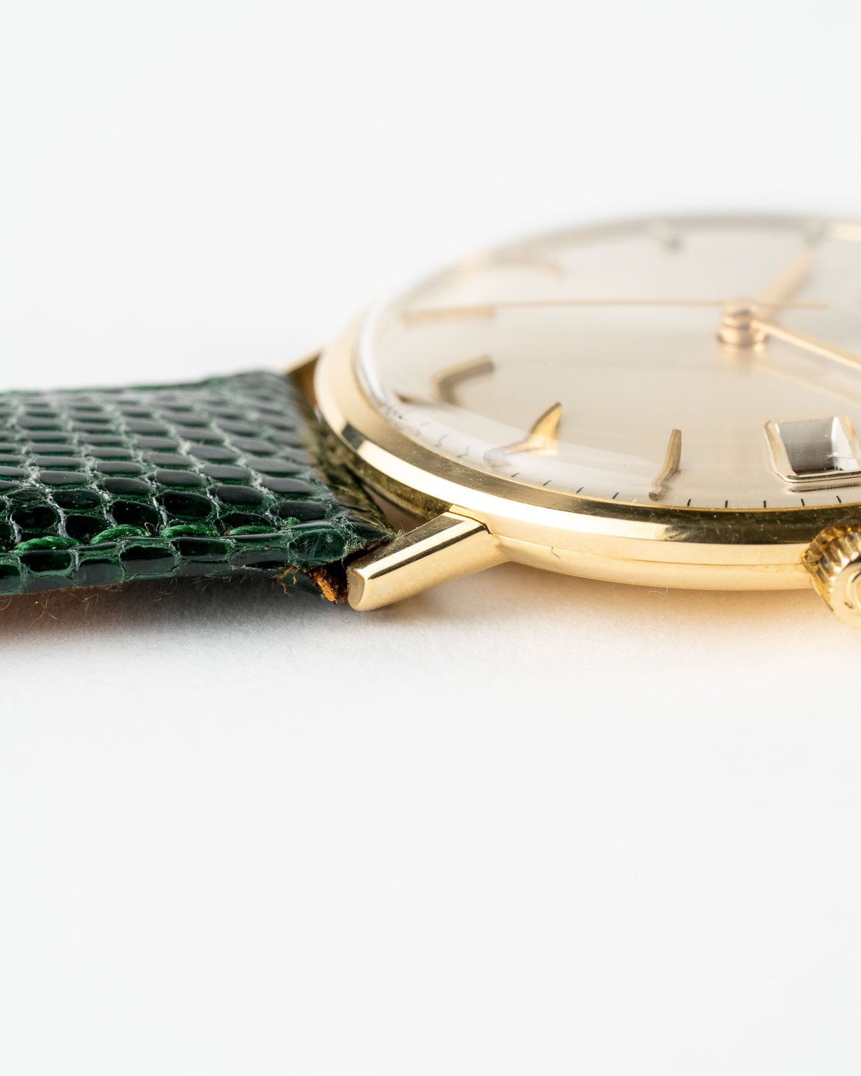 Vintage Omega Manual in 18k gold dresswatch with date reference 132.016 from 1964 watch lugs