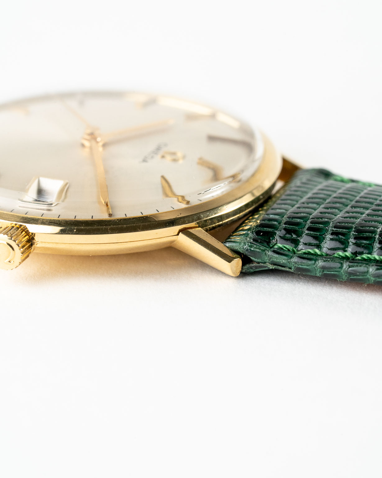 Vintage Omega Manual in 18k gold dresswatch with date reference 132.016 from 1964 watch lug