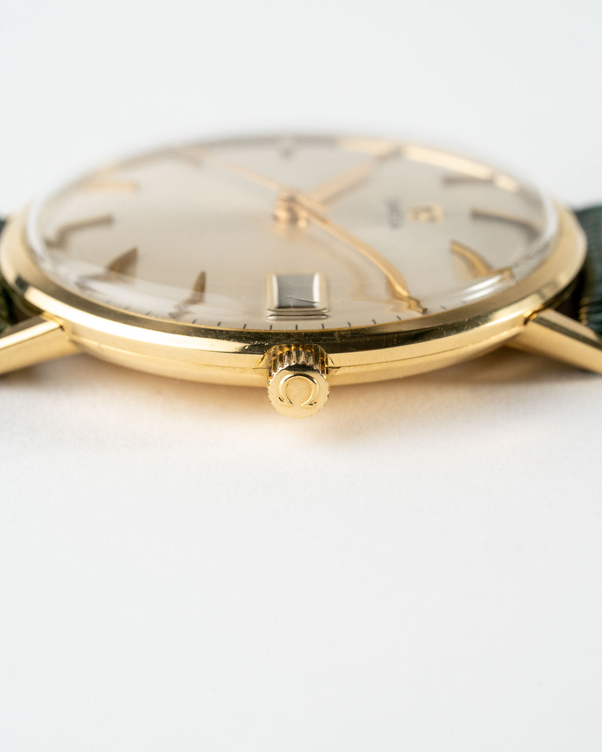 Vintage Omega Manual in 18k gold dresswatch with date reference 132.016 from 1964 watch crown