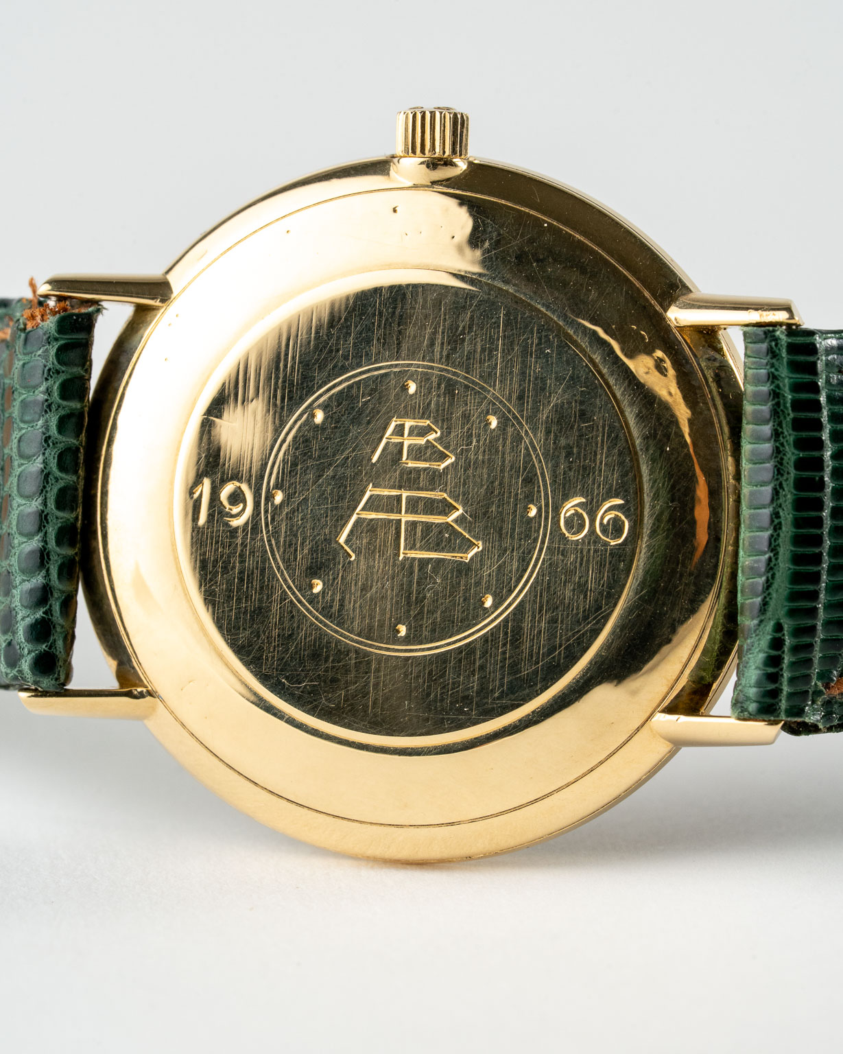 Vintage Omega Manual in 18k gold dresswatch with date reference 132.016 from 1964 watch caseback