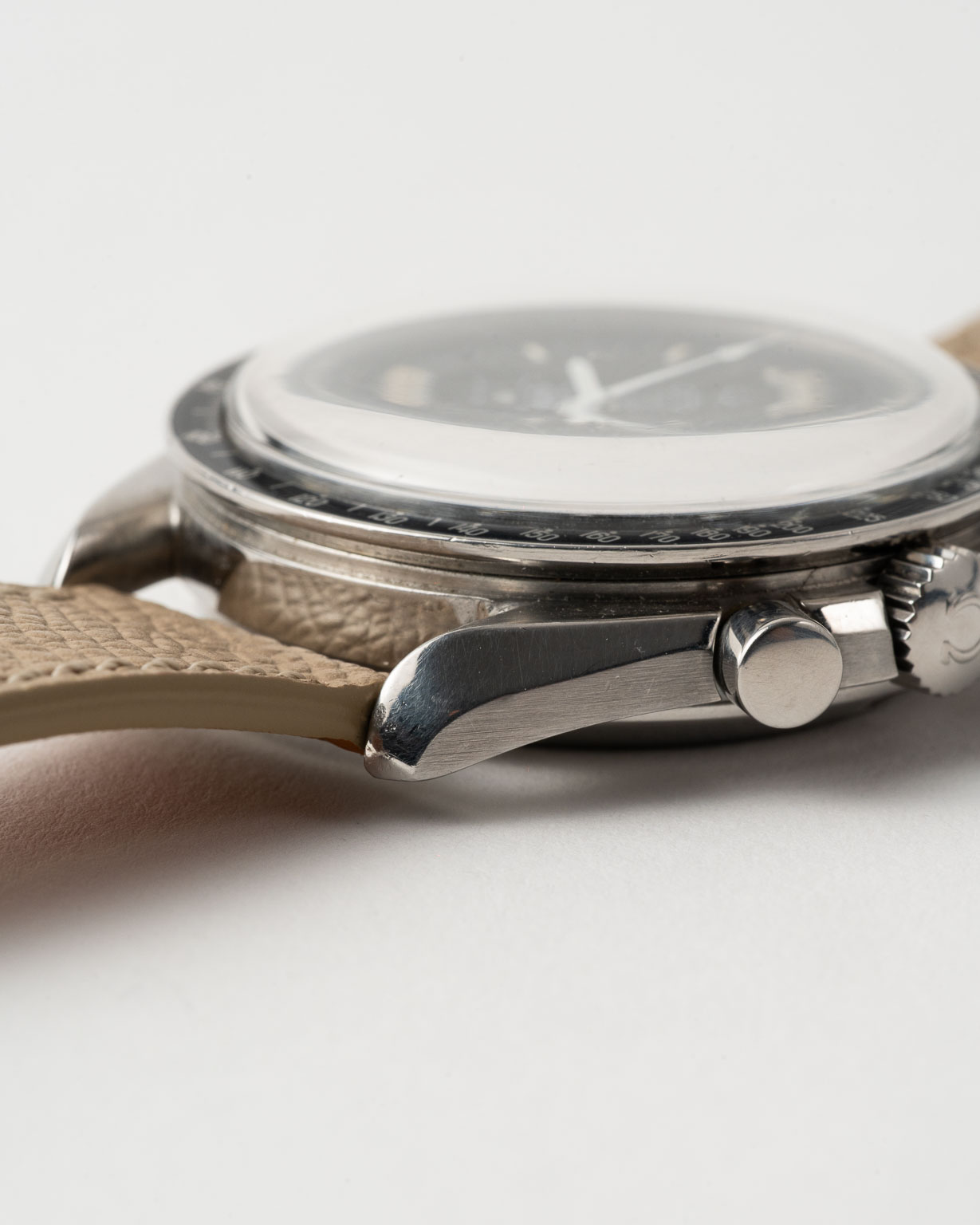 Omega Speedmaster professional Limited Edition Apollo XI "Unnumbered" reference 145.022 from 1989 lugs 2