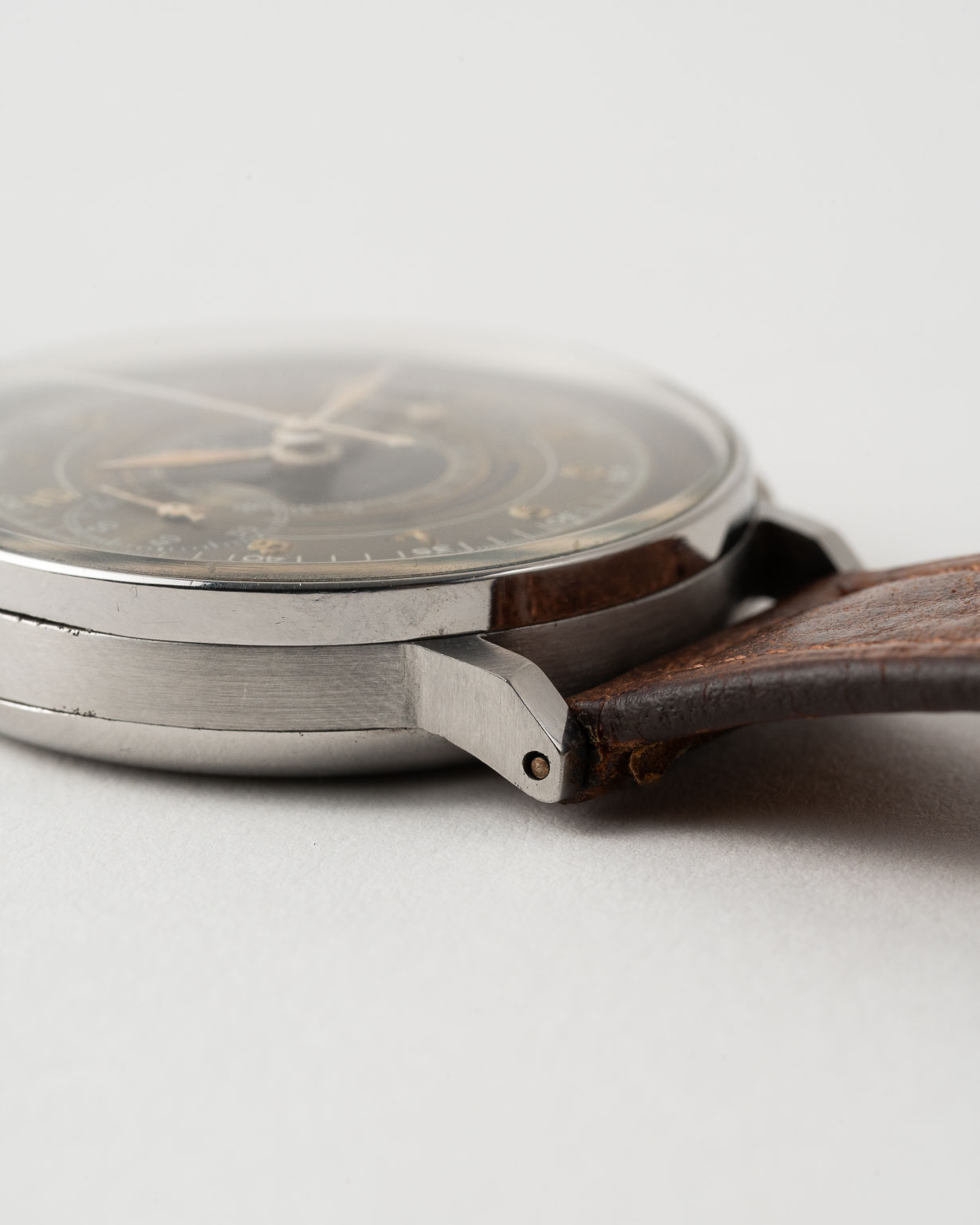 Vintage Omega 33.3 Jumbo Multiscale Chronograph from 1939 lug