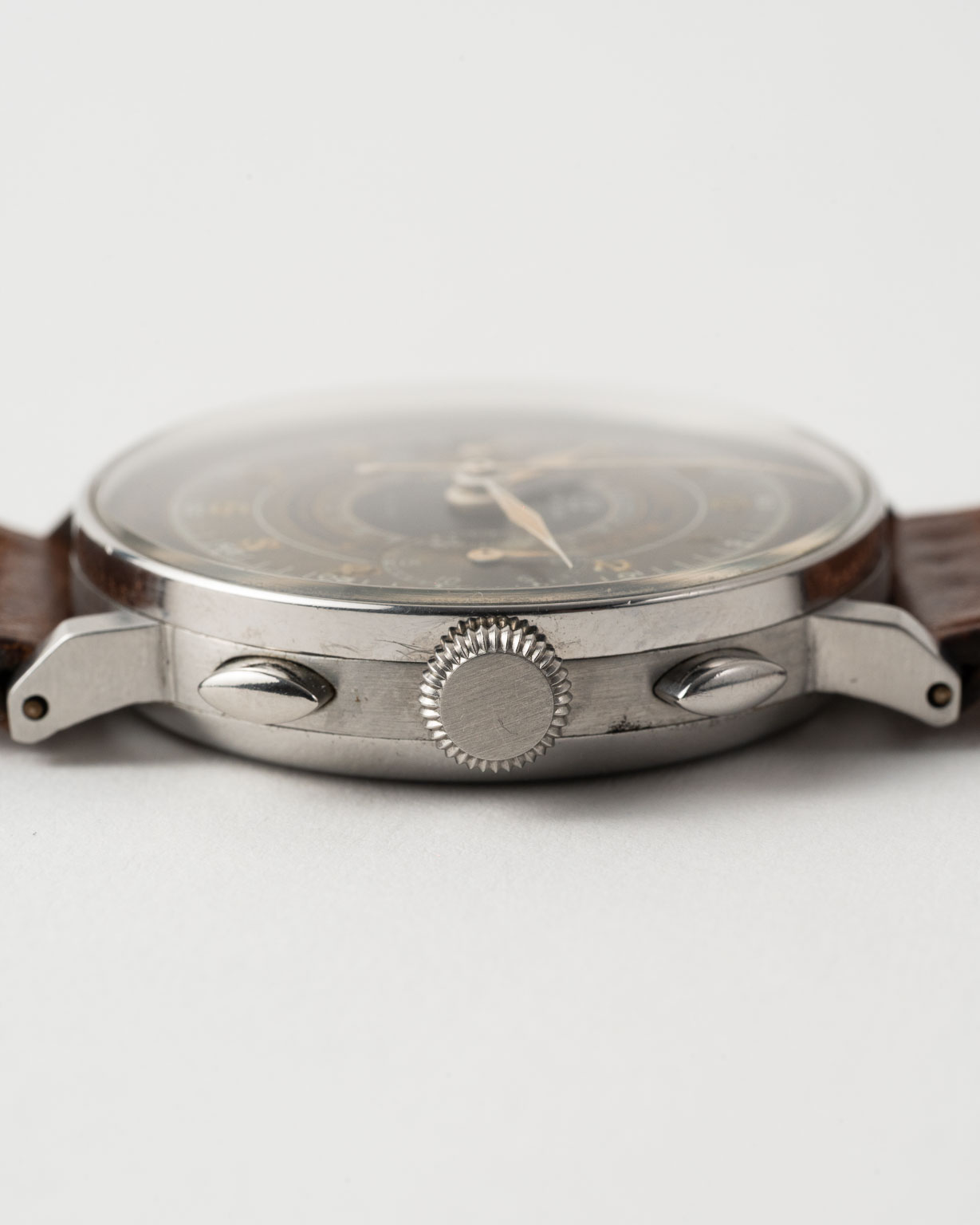 Vintage Omega 33.3 Jumbo Multiscale Chronograph from 1939 crown