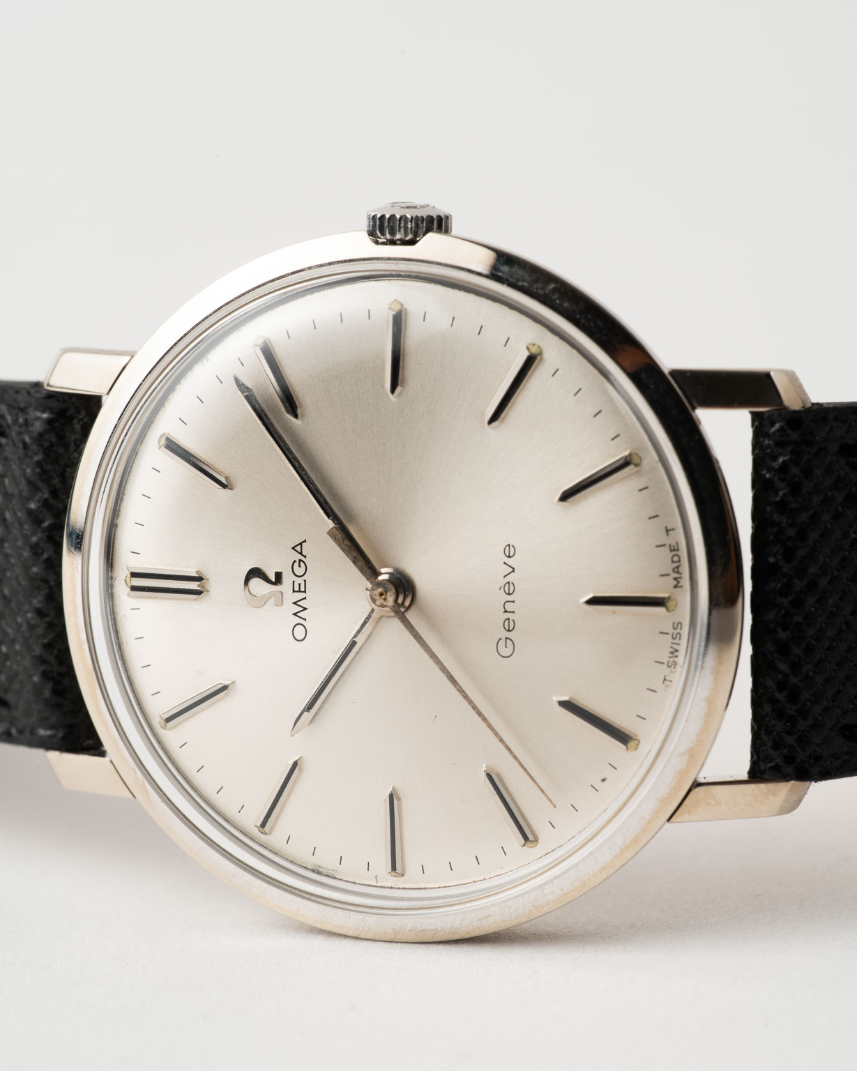 Vintage Omega Genéve 14k White Gold dresswatch 131.7042 from 1970 laying