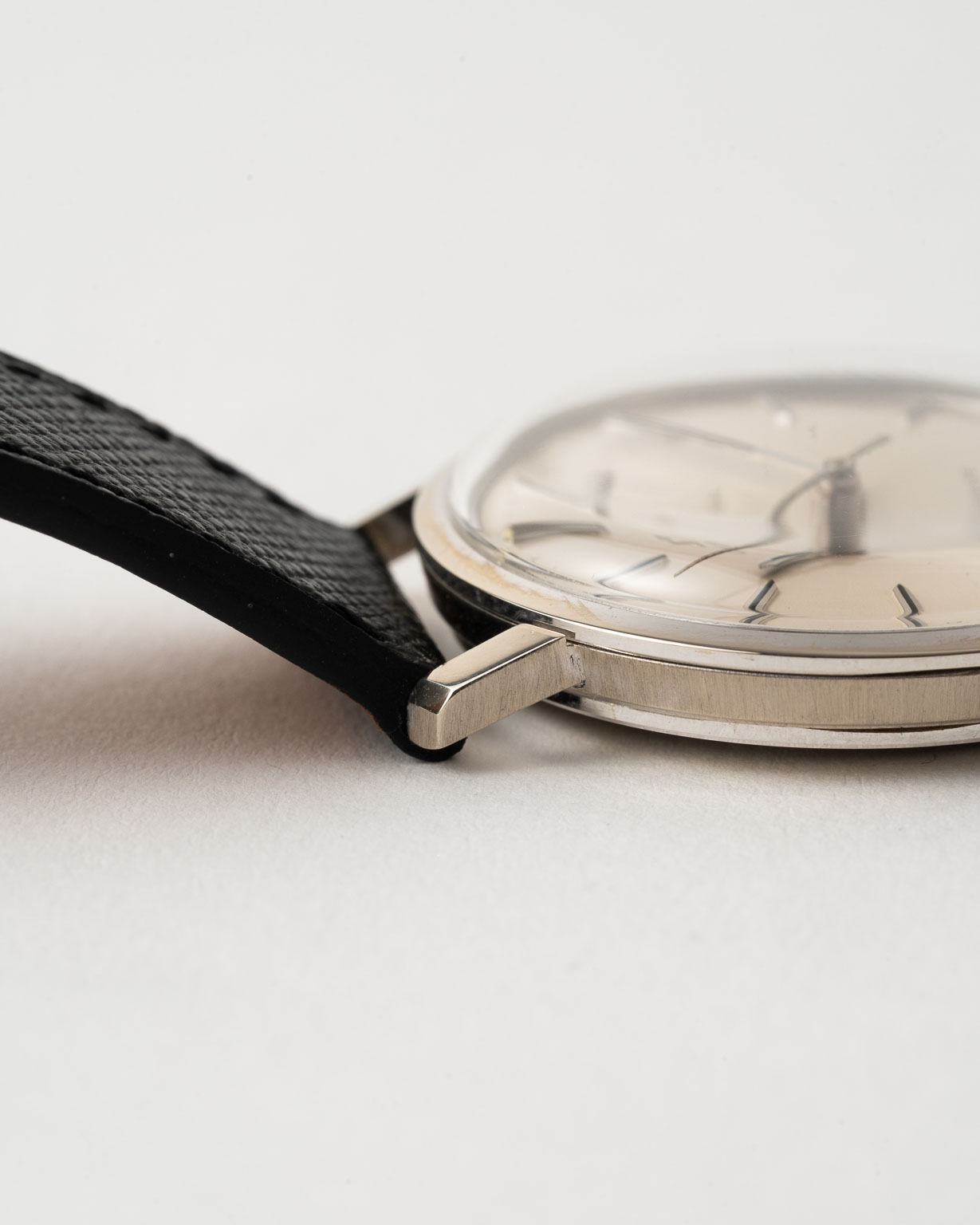 Vintage Omega Genéve 14k White Gold dresswatch 131.7042 from 1970 side