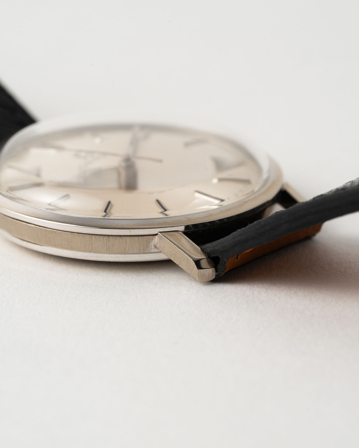 Vintage Omega Genéve 14k White Gold dresswatch 131.7042 from 1970 lug