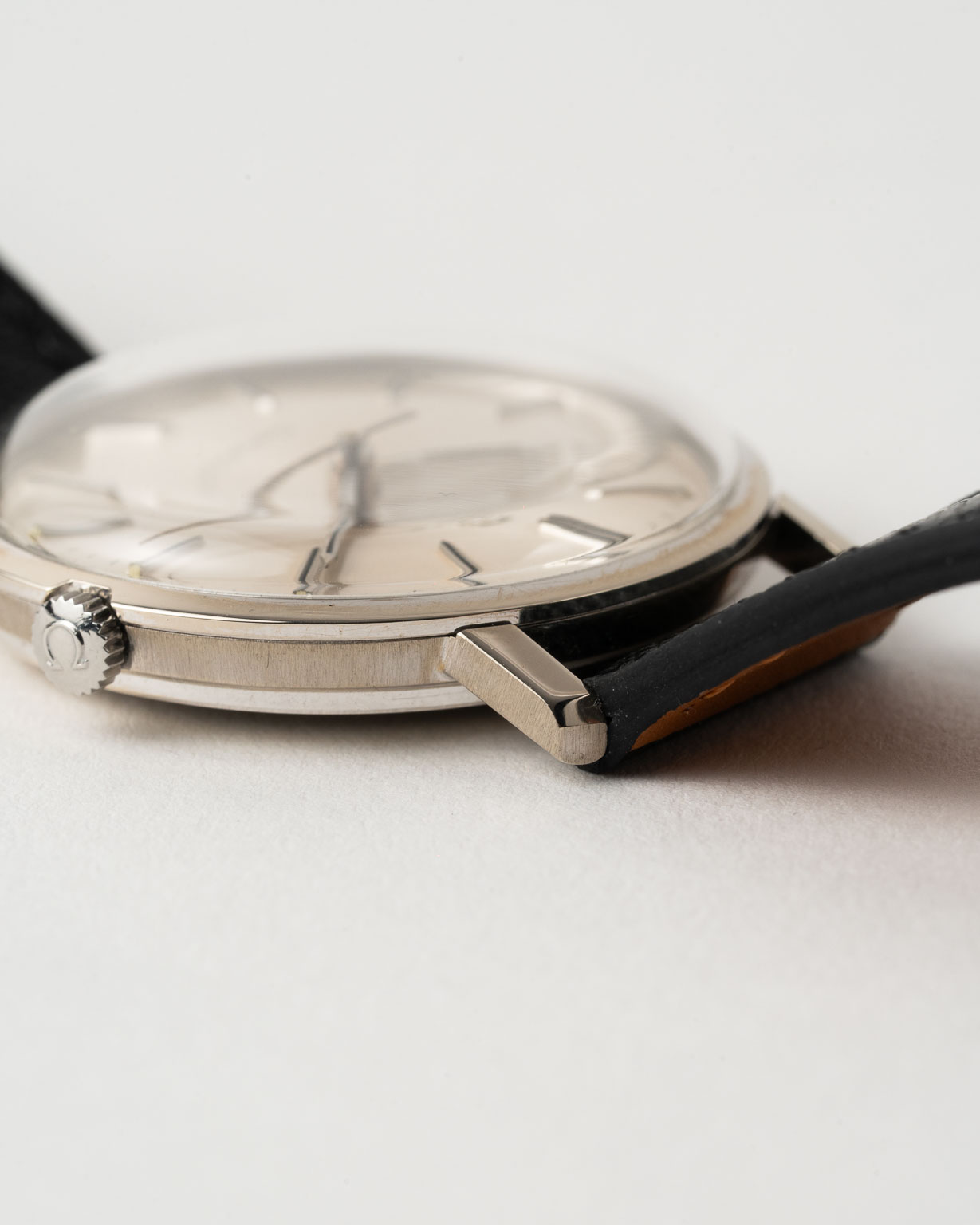 Vintage Omega Genéve 14k White Gold dresswatch 131.7042 from 1970 lug 3