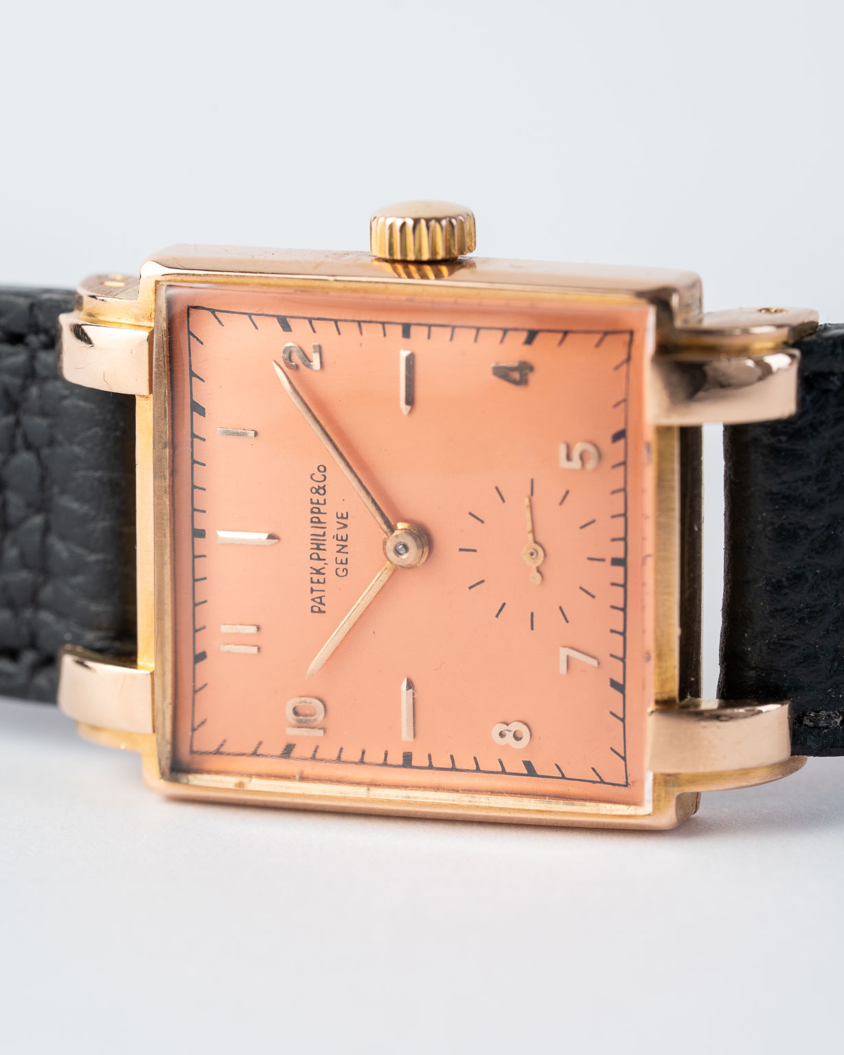 Patek Philippe 1566 Zalmkleurige wijzerplaat 18k roségoud 'Pink on Pink' uit 1948 liggend