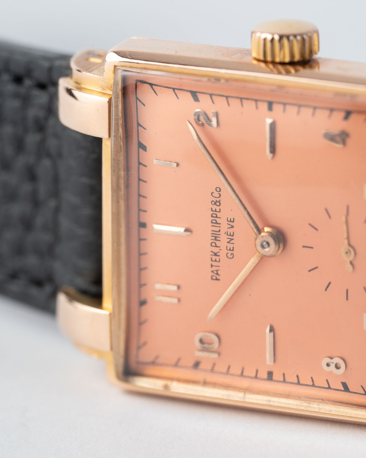 Patek Philippe 1566 Zalmkleurige wijzerplaat 18k roségoud 'Pink on Pink' uit 1948 close-up
