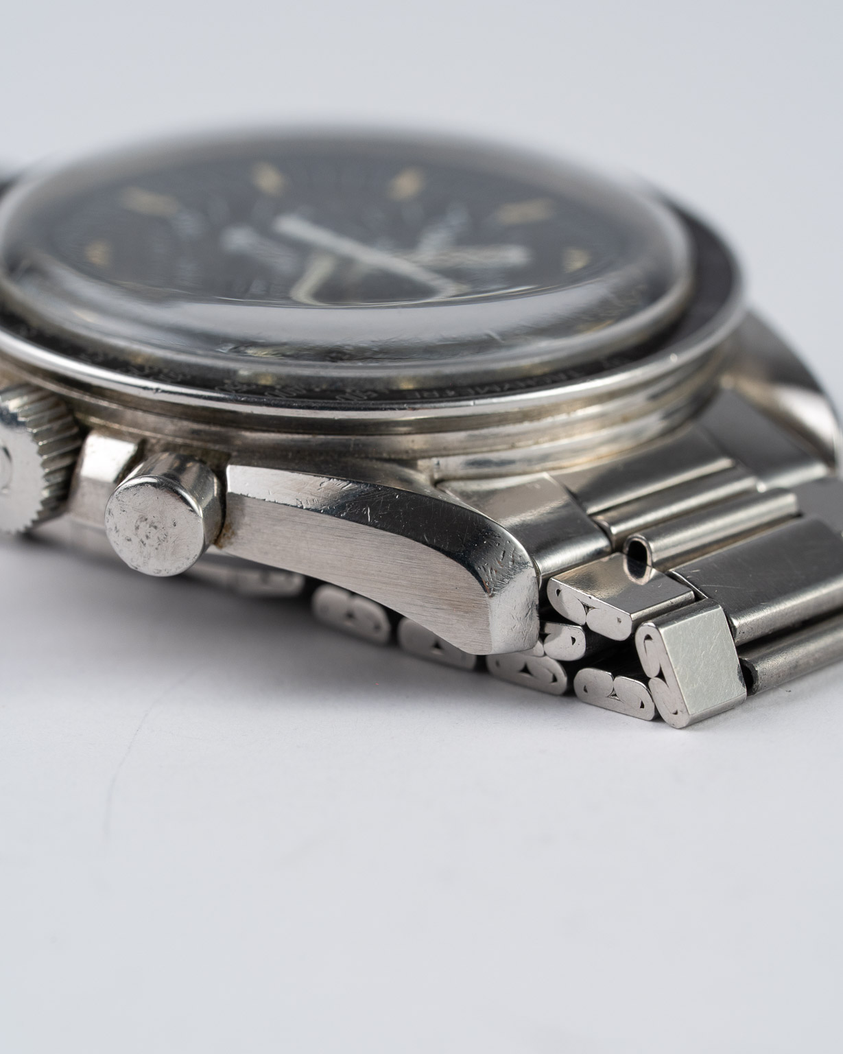 Omega Speedmaster 145.022-68 with flat link bracelet from 1969 crown side upper lug
