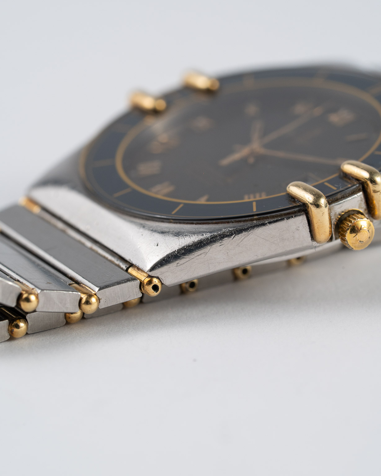 Omega Constellation 198.0136 Manhattan from 1984 crown side bottom