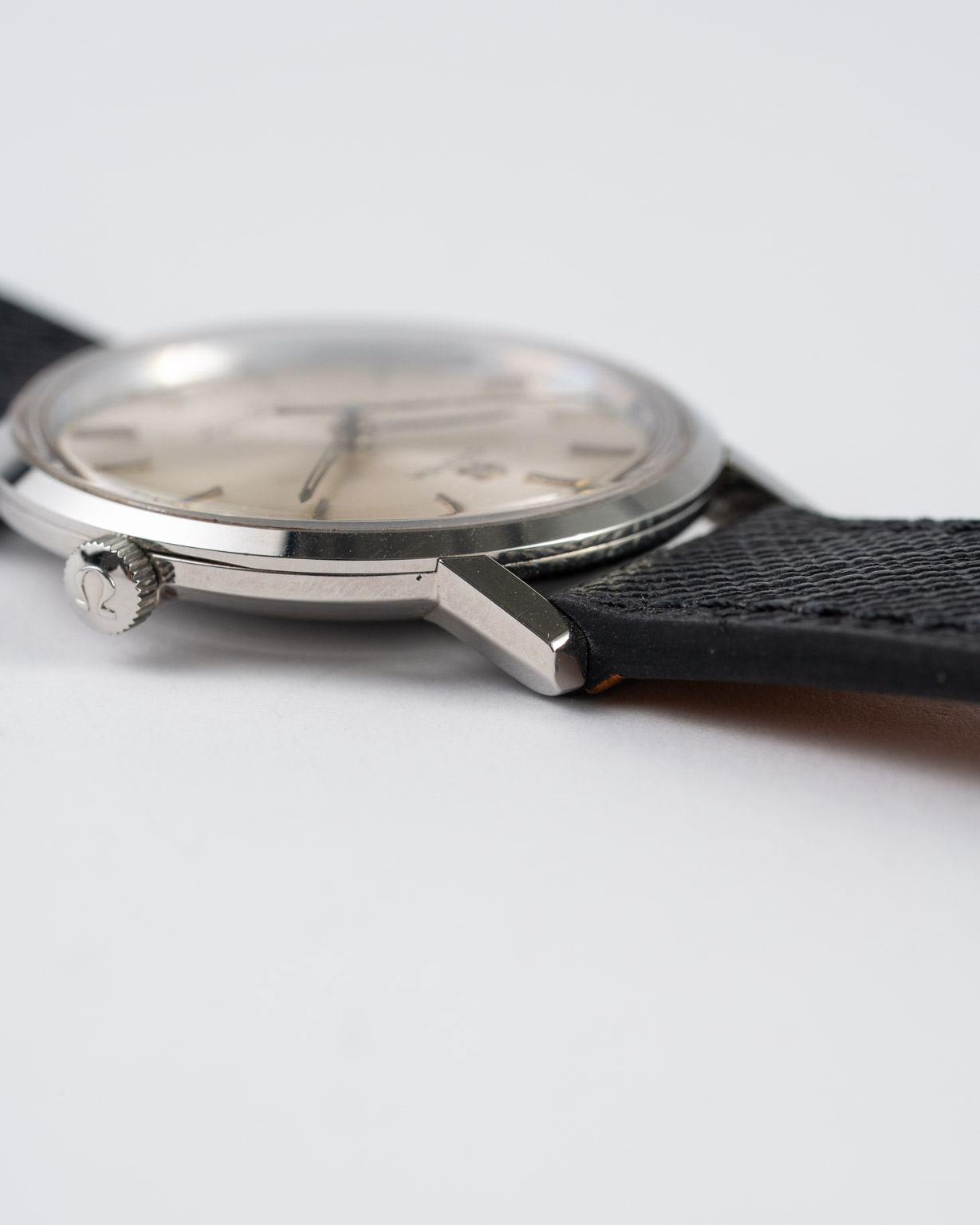 Omega Seamaster De Ville 135.020 from approximately 1968 crown side top lug