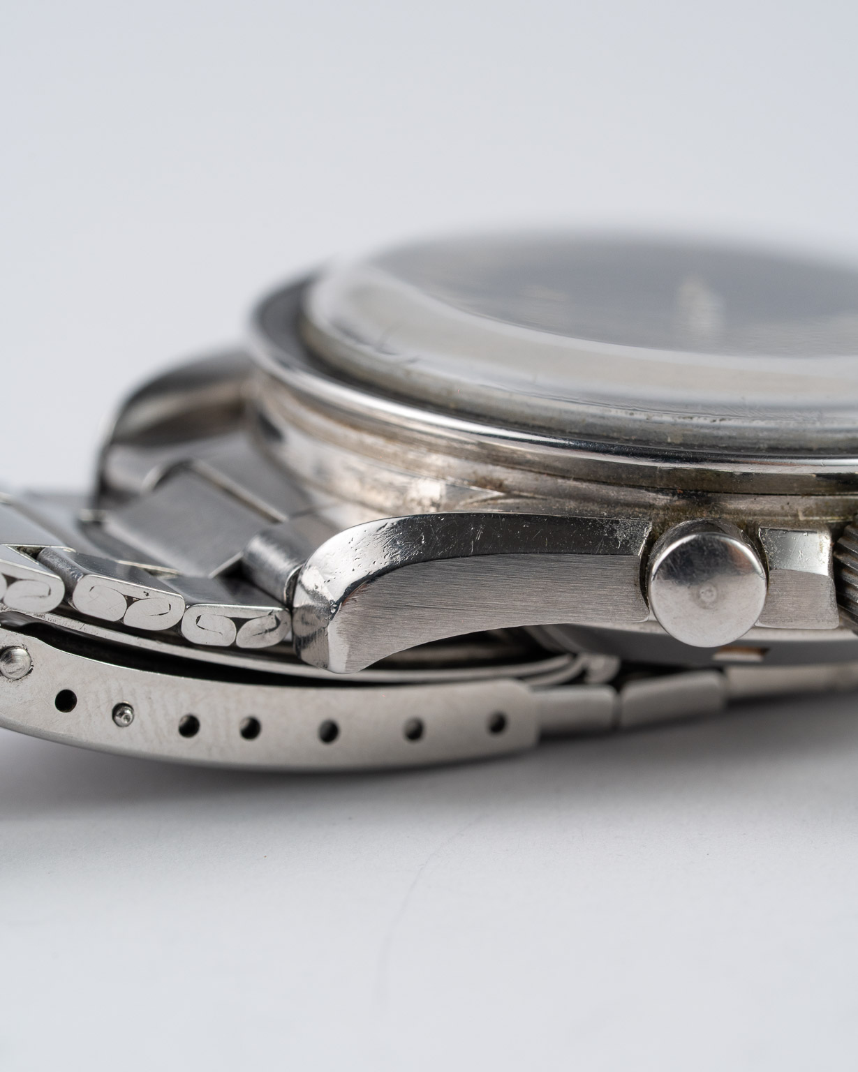 Omega Speedmaster 145.022-68 with flat link bracelet from 1969 crown side lower lug